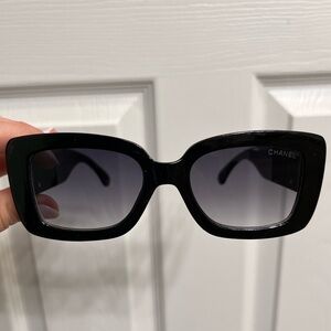 Women black gradient CC sunglasses with hard case